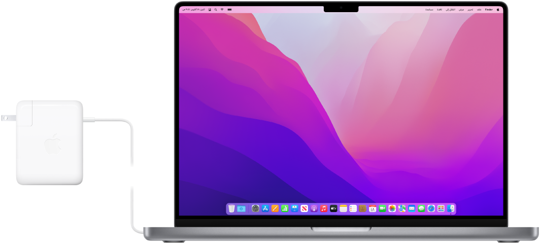 MacBook Pro مقاس ١٦ بوصة موصول بمحول الطاقة.