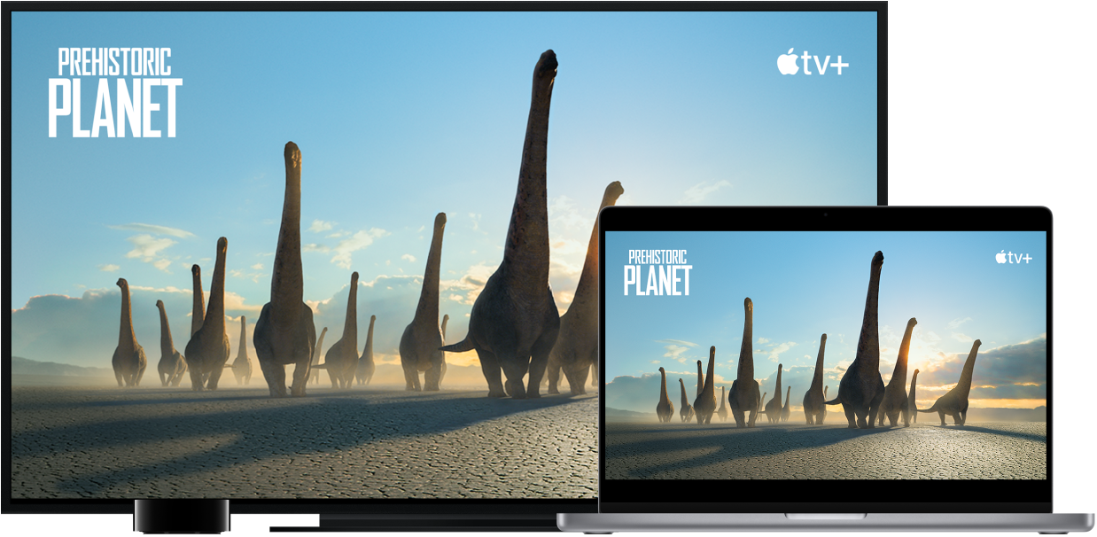 جهاز MacBook Pro مع انعكاس محتوياته على تلفزيون كبير عالي الدقة باستخدام Apple TV.
