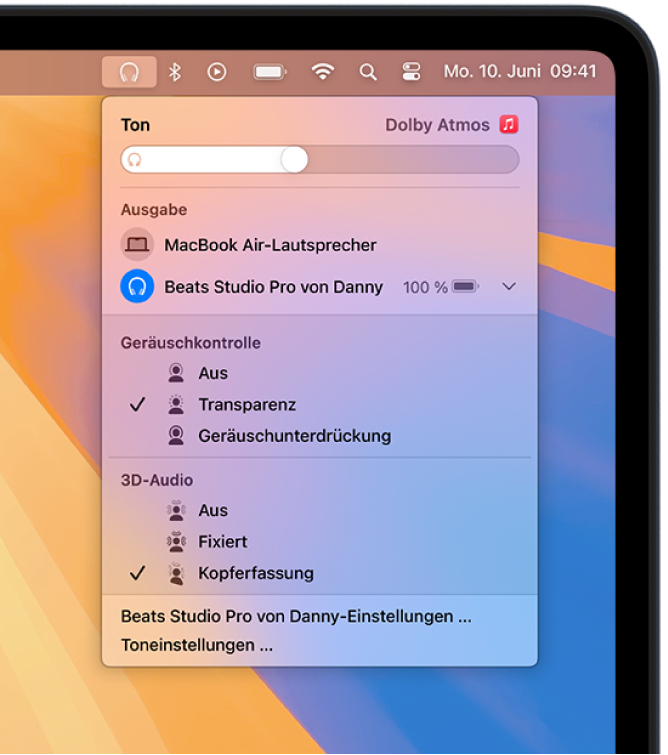 Oben rechts in der Menüleiste auf dem Mac wird das Beats-Symbol ausgewählt. Ein Menü zeigt die Beats Studio Pro, bei denen „Transparenz“ und „3D-Audio mit Kopferfassung“ aktiviert sind.