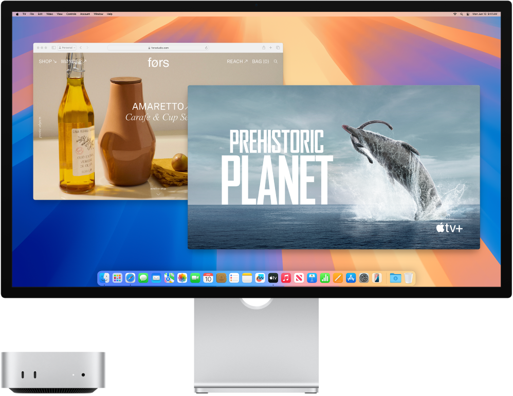 Un Mac mini con una pantalla Apple Studio Display al lado.