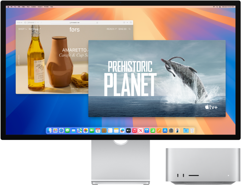 جهاز الـ Mac Studio بجوار شاشة عرض.