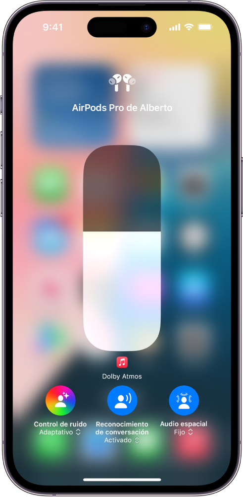 La pantalla de volumen en el centro de control mostrando el nivel de volumen de unos AirPods Pro. Debajo del indicador de volumen de la izquierda está el botón de control de ruido, que indica que el audio adaptativo está activado.