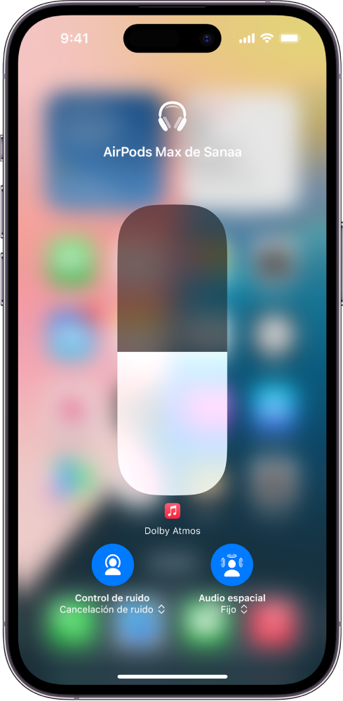 La pantalla de volumen del centro de control con el nivel de volumen de los AirPods Max. Debajo del indicador de volumen a la izquierda está el icono de control de ruido/cancelación de ruido, indicando que el modo de control de ruido está activado. A la derecha está el icono de audio espacial/seguimiento de la cabeza, indicando que el audio espacial y el seguimiento de la cabeza están activados.