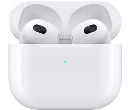 Los AirPods 3 en su estuche de carga.