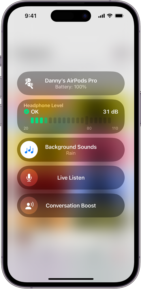 Control Center ekrāns Hearing Devices. No augšas uz leju tas ietver austiņu skaļuma līmeni decibelos, Background Sounds, Live Listen un Conversation Boost.