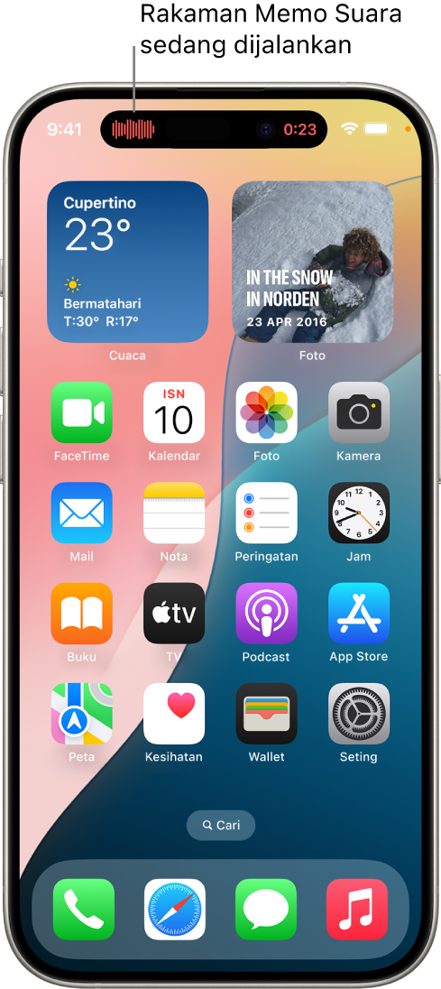 Skrin Utama iPhone 14 Pro, menunjukkan rakaman Memo Suara langsung dalam Dynamic Island di bahagian atas skrin.