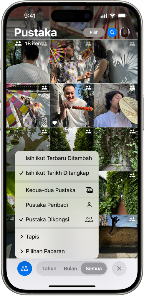 Pustaka Foto Dikongsi iCloud dalam app Foto. Butang Pustaka Dikongsi di penjuru kiri bawah dipilih dan Pustaka Dikongsi dipilih dalam senarai pilihan pustaka. Semua foto yang dipaparkan dalam pustaka mempunyai lencana pustaka dikongsi di penjuru kanan atas.