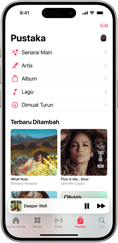 Skrin Pustaka menunjukkan senarai kategori termasuklah Senarai Main, Artis, Album, Lagu dan Dimuat Turun. Pengepala Terbaru Ditambah kelihatan di bawah senarai. Pemain Mini menunjukkan nama lagu semasa dan butang Jeda dan Seterusnya kelihatan berdekatan bahagian bawah.