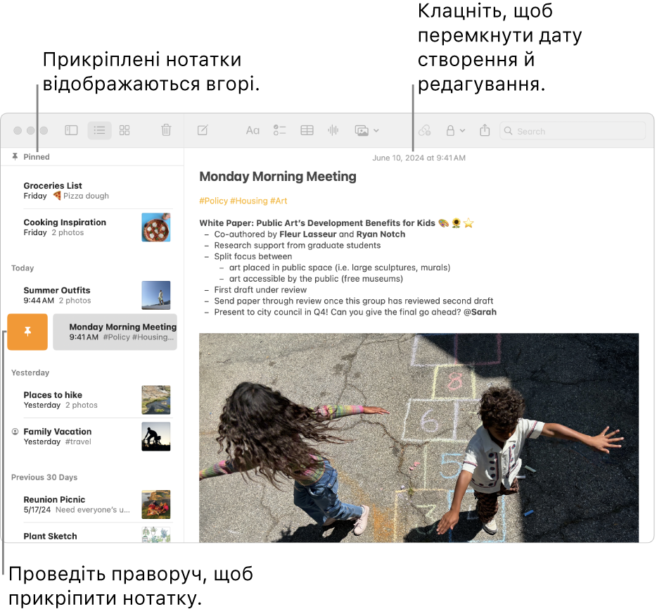Вікно Нотаток на Mac зі списком нотаток ліворуч, закріпленими нотатками вгорі списку і кнопкою «Закріпити» на одній із нотаток. Вміст цієї нотатки відображається праворуч із датою вгорі. Клацніть дату для перемикання між датою створення і датою редагування.