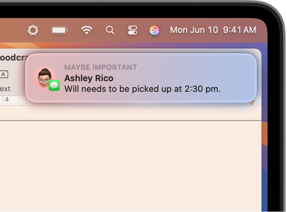 La parte superior derecha del escritorio del Mac. La barra de menús indica que está activado el modo de concentración “Reducir interrupciones”. Se muestra una notificación importante de la app Mensajes sobre la recogida de un niño en la escuela.
