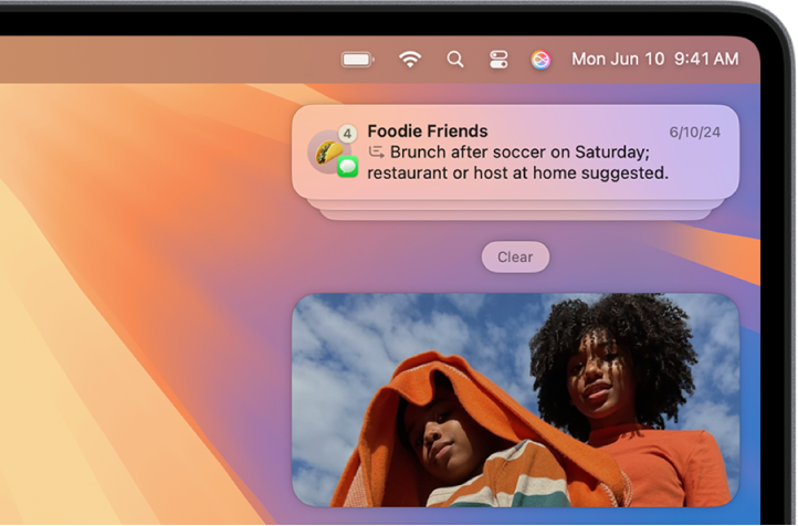 La parte superior derecha del escritorio del Mac con un grupo resumido de notificaciones de una conversación activa de la app Mensajes.
