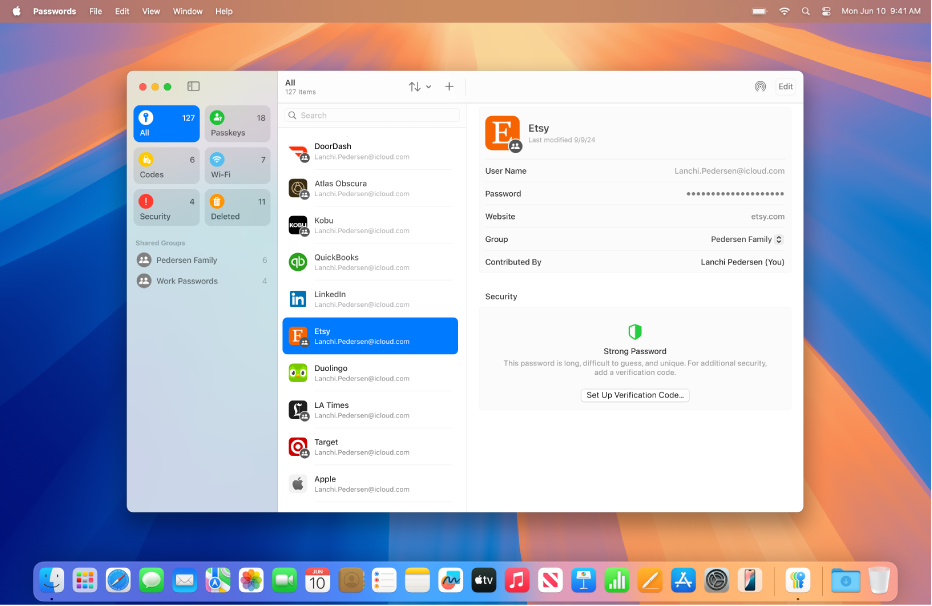 En el escritorio de un Mac se muestra la app Contraseñas.
