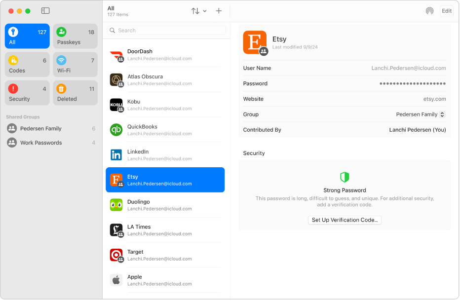 La pantalla principal de l’app Contrasenyes, que mostra els tipus de contrasenya a la barra lateral de l’esquerra (amb l’opció “Totes” seleccionada), una llista de tots els comptes al centre (amb l’opció “Etsy” seleccionada) i els detalls del compte d’Etsy a la dreta.