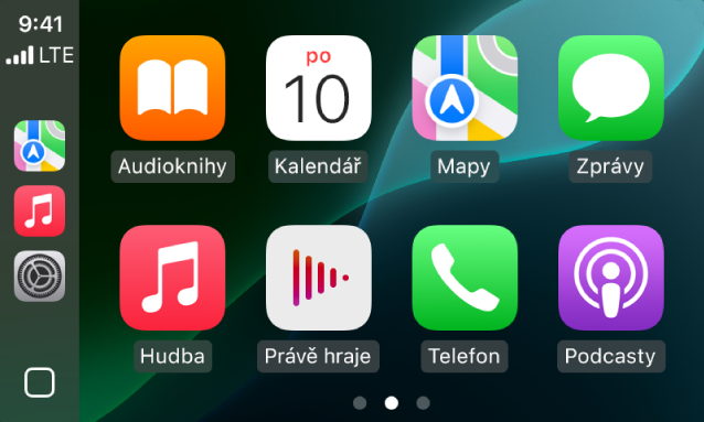 Plocha systému CarPlay s volbami Mapy, Hudba a Zprávy na bočním panelu. Napravo se nacházejí ikony Audioknihy, Kalendář, Mapy, Zprávy, Hudba, Právě hraje, Telefon a Podcasty.