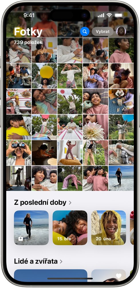 Je otevřená aplikace Fotky. Horní dvě třetiny obrazovky ukazují knihovnu fotek uspořádaných v mřížce. Pod ní je sbírka fotek Z poslední doby a pod ní sbírka Lidi a zvířata.