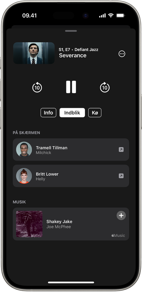 Skærmen Indblik i Apple TV-appen, der viser skuespillerne og musikken, der afspilles i udsendelsen ovenfor.