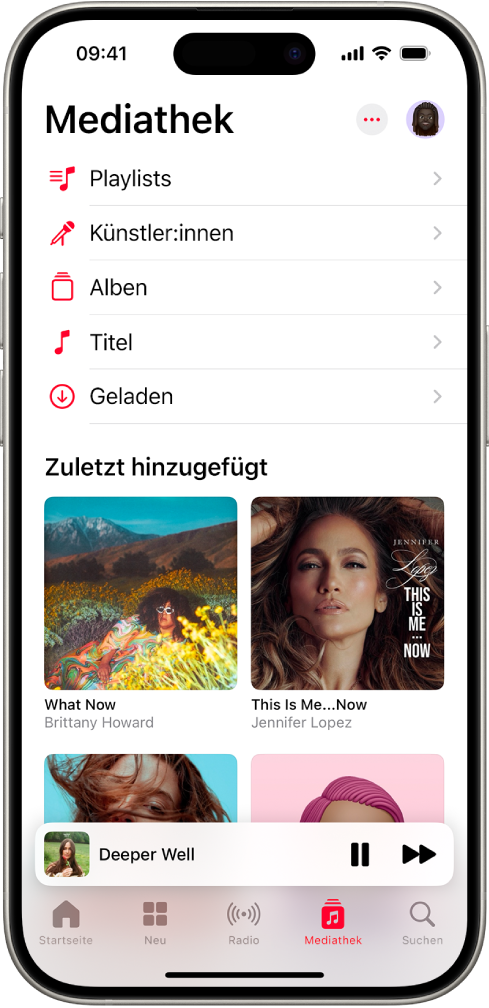 Der Bildschirm „Bibliothek“ zeigt eine Liste mit Kategorien, einschließlich Playlists, Künstler:innen, Alben, Musiktitel und geladene Titel. Die Überschrift „Zuletzt hinzugefügt“ wird unter der Liste angezeigt. Der Mini-Player mit dem Namen des aktuellen Musiktitels und den Tasten „Pause“ und „Nächster Titel“ unten.
