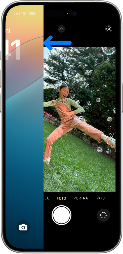 Der iPhone-Bildschirm mit dem Sperrbildschirm, der nach links gestrichen wird, und der geöffneten App „Kamera“ auf der rechten Bildschirmseite.