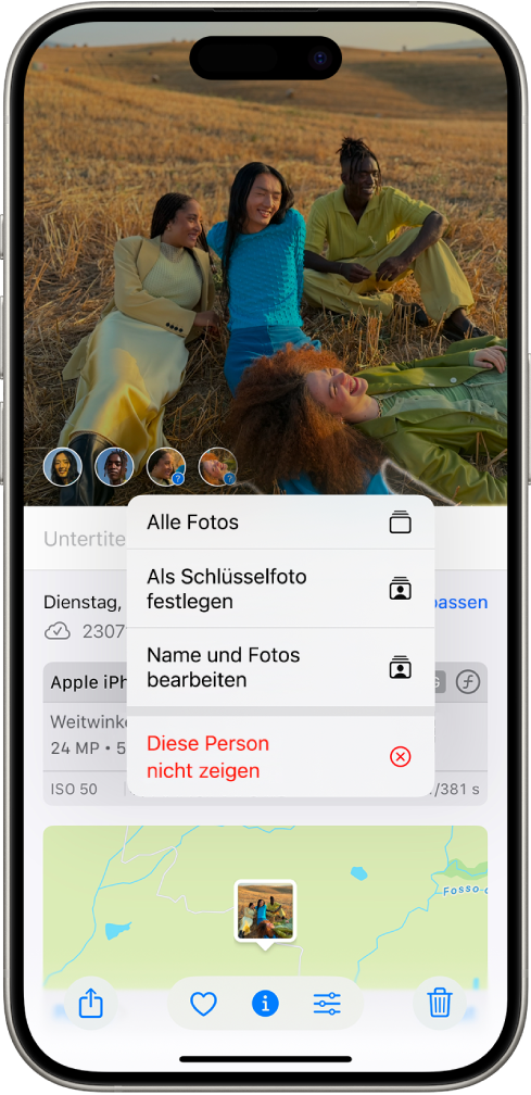 In der oberen Hälfte des iPhone-Bildschirms wird ein geöffnetes Foto in der App „Fotos“ angezeigt. Unten links im Foto befinden sich Fragezeichen neben Personen und Haustieren, die im Foto angezeigt werden. Ein Fragezeichen ist ausgewählt und in einem Menü sind (von oben nach unten) die folgenden Optionen enthalten: „Diese Person benennen“, „Alle Fotos“, „Als Schlüsselfoto festlegen“, „Name und Fotos bearbeiten“ und „Diese Person seltener zeigen“.