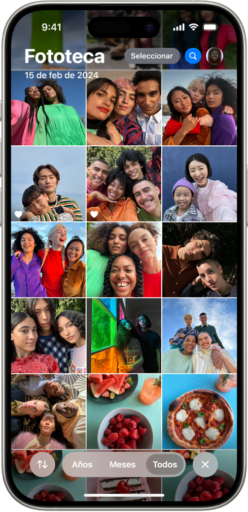 La app Fotos está abierta y muestra una cuadrícula de fotos. En la parte inferior de la pantalla, de izquierda a derecha, están opciones para ordenar la fototeca, incluyendo los botones Filtro, Años, Meses y Todo. En la esquina inferior derecha está el botón Cerrar para salir de la fototeca.