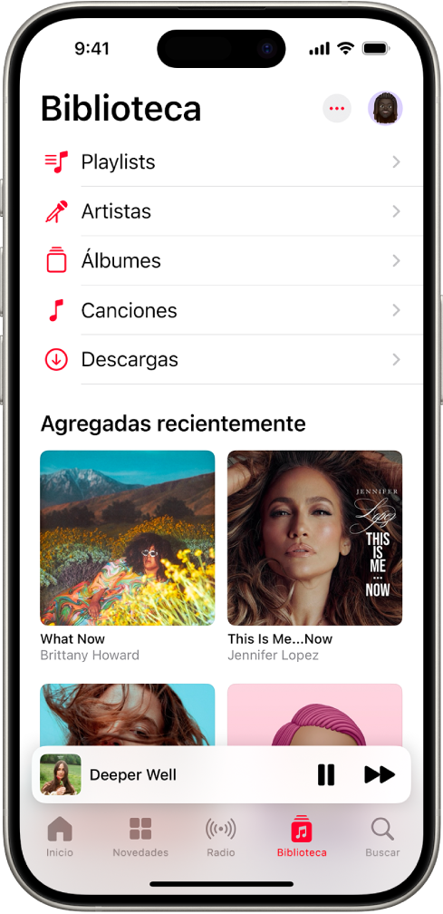 La pantalla Biblioteca mostrando una lista de categorías, incluyendo Playlists, Artistas, Álbumes, Canciones y Descargas. Debajo de la lista aparece el encabezado Agregadas recientemente. El mini reproductor mostrando el título de la canción actual y los botones Pausar y Siguiente, que aparecen cerca de la parte inferior.