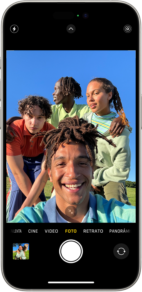 La pantalla de la app Cámara en el modo Foto mostrando a cuatro personas en el visor.