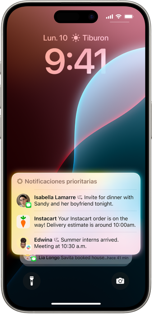 iPhone con la pantalla de bloqueo. En la parte inferior de la pantalla aparecen notificaciones importantes en la parte superior del grupo de notificaciones.