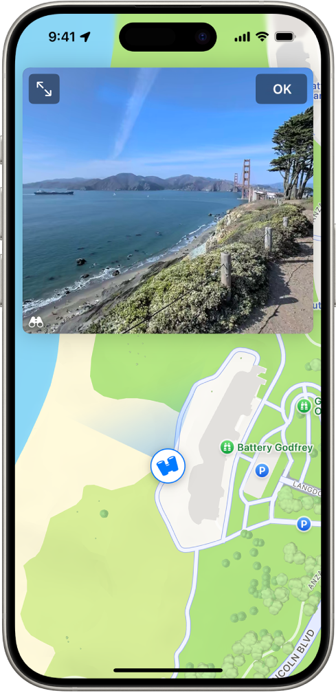 Vista panorámica móvil de 360 grados encima de un mapa del área marcada en la app Mapas. El icono Vista panorámica superpuesto en el mapa señala la dirección de la vista.