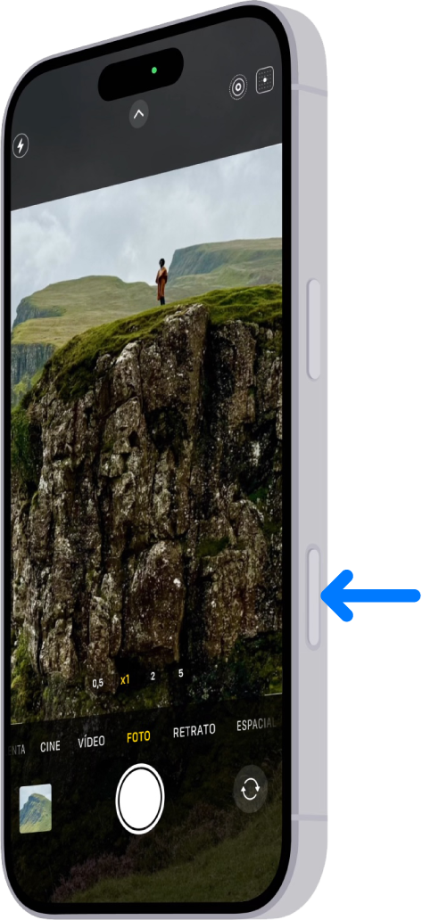 Una flecha apunta hacia la ubicación del control de la cámara, en el lateral del iPhone.