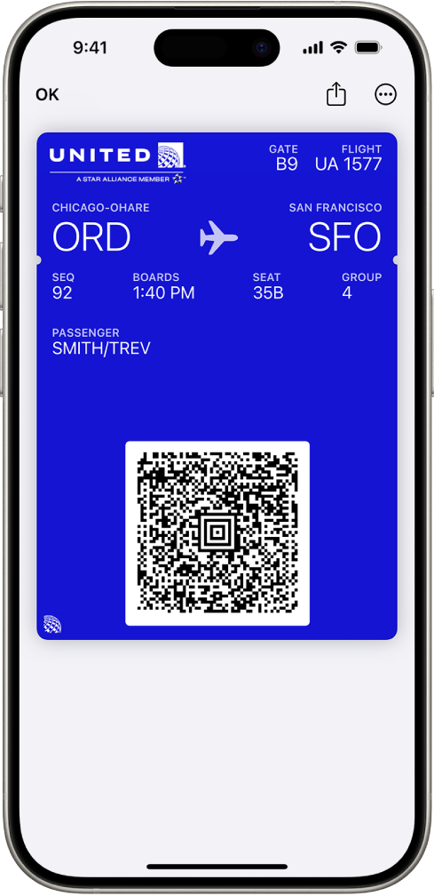 Tarjeta de embarque en la app Cartera con información del vuelo y un código QR.
