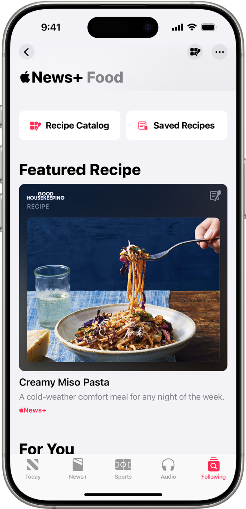 Receta de cocina en Apple News+ con botones para el catálogo de recetas y las recetas guardadas.