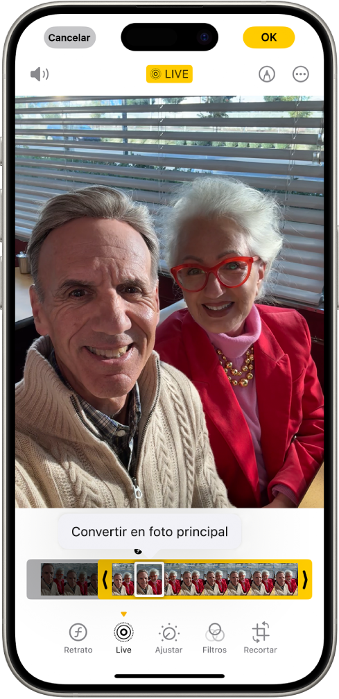 Hay una Live Photo abierta en la app Fotos. Debajo de la foto está el visor de fotogramas con el botón “Convertir en foto principal” activo. En ambos extremos del visor de fotogramas hay dos flechas que te permiten acortar la Live Photo. En la parte inferior de la pantalla, se encuentran los botones Retrato, Live, Ajustar, Filtros y Recortar. El botón Live está seleccionado.