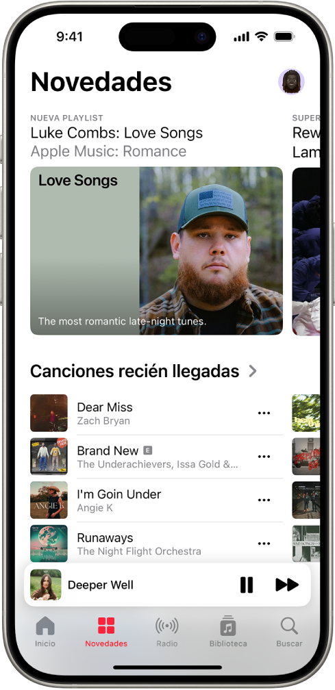 La pantalla Novedades muestra una playlist destacada en la parte superior. Puedes deslizar hacia la izquierda para ver más música y vídeos destacados. Debajo aparece la sección “Últimas canciones”. Puedes deslizar hacia arriba en la pantalla para explorar música nueva y recomendada.