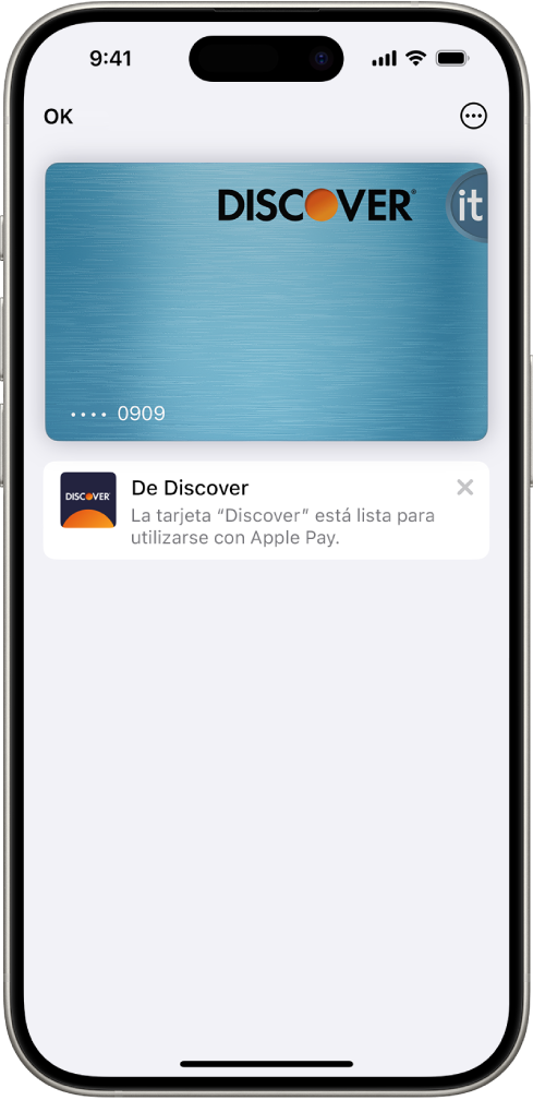 Apple Card en la app Cartera con el botón Más arriba a la derecha. Debajo de la imagen de la tarjeta está el saldo de la tarjeta, la actividad semanal y el botón de pago. En la parte inferior están el saldo actual de la cuenta de Savings y las últimas transacciones de la tarjeta.