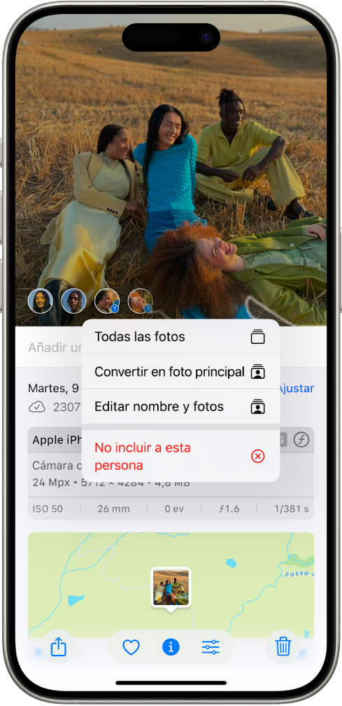 La mitad superior de la pantalla del iPhone muestra una foto abierta en la app Fotos. En la esquina inferior izquierda de la foto hay interrogantes junto a las personas y mascotas que aparecen en la foto. Se selecciona un interrogante y un menú de opciones incluye, de arriba abajo, “Asignar un nombre a esta persona”, “Todas las fotos”, “Convertir en foto principal”, “Editar nombre y fotos” e “Incluir menos a esta persona”.