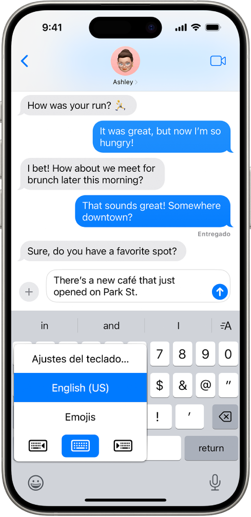 El menú “Ajustes del teclado” está abierto y muestra tres opciones: Inglés (Estados Unidos), Emoji y “Respuesta del teclado”. En la parte inferior del menú, de izquierda a derecha, están los botones para la disposición para la mano izquierda, la disposición por omisión y la disposición para la mano derecha. La disposición por omisión está seleccionada.