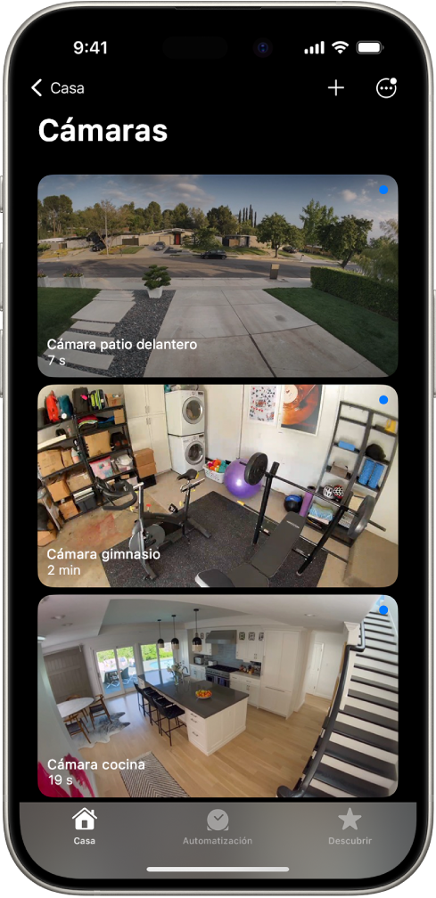 Pantalla Cámaras con imágenes de tres cámaras de seguridad: patio delantero, gimnasio en casa y cocina. Debajo del nombre de cada cámara aparece el tiempo transcurrido desde la última actualización de la imagen. Por ejemplo, la cámara del patio delantero muestra que la imagen se actualizó hace 7 segundos.