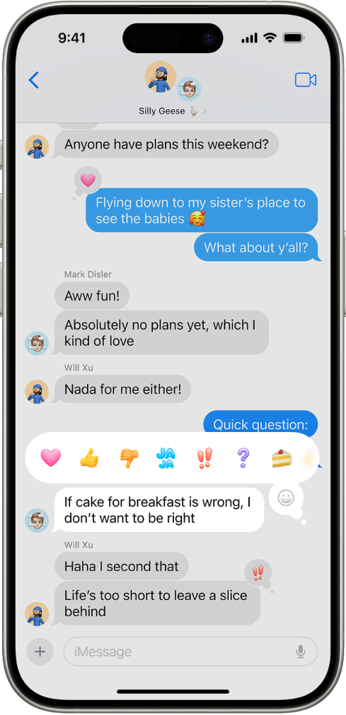 Una conversación de Mensajes con el menú de tapbacks visible.