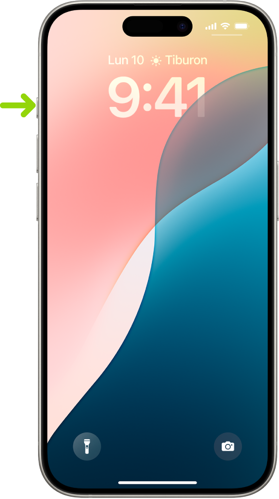 Pantalla que muestra que el botón de acción está situado en el borde izquierdo del iPhone 15 Pro. Puedes personalizar la función del botón en Ajustes > Botón de acción.