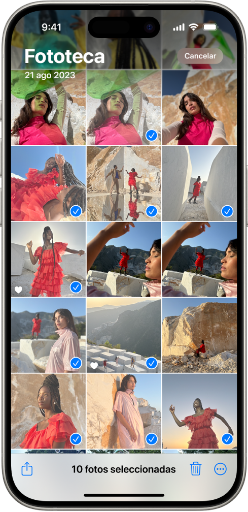 La pantalla del iPhone muestra una cuadrícula de fotos y algunas de ellas están seleccionadas. En la parte inferior de la pantalla se encuentran los botones Compartir, Eliminar y Más.