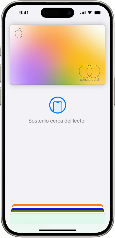 Tarjeta de crédito en la pantalla Cartera. Debajo de la tarjeta está “Sostenlo cerca del lector”.