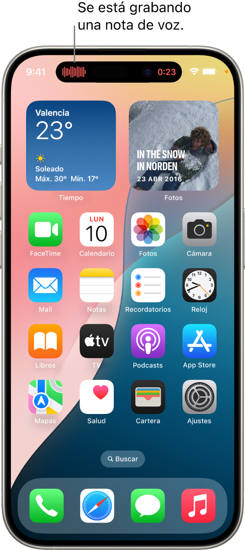 Pantalla de inicio del iPhone 14 Pro con la grabación de una nota de voz en curso en la Dynamic Island en la parte superior de la pantalla.