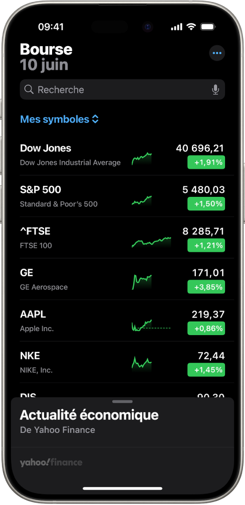 Une liste de suivi dans l’app Bourse avec une liste de diverses actions. Chaque action de la liste affiche, de gauche à droite, le symbole et le nom de l’action, un graphique des performances, le cours de l’action et les évolutions du cours. En haut de l’écran, au-dessus du titre de la liste de suivi « Mes symboles », se trouve le champ de recherche. En bas de l’écran se trouve la section « Actualité économique ». Il est possible de balayer « Business News » vers le haut pour afficher des articles.