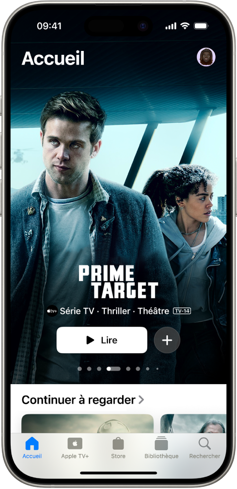 L’onglet Accueil présentant une création Apple Original recommandée au centre, au-dessus du rang « Continuer à regarder ». En bas, de gauche à droite, se trouvent les onglets Accueil, Apple TV+, Store, Bibliothèque et Rechercher.