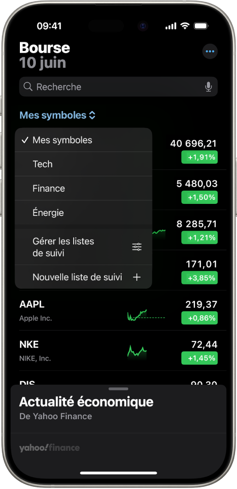 Une liste de suivi dans l’app Bourse avec une liste de diverses actions. Chaque action de la liste affiche, de gauche à droite, le symbole et le nom de l’action, un graphique des performances, le cours de l’action et les évolutions du cours. En haut de l’écran, la liste de suivi « Mes symboles » est sélectionnée. Les listes de suivi et options suivantes sont également disponibles : Technologie, Finance, Énergie, « Gérer les listes de suivi » et « Nouvelle liste de suivi ».