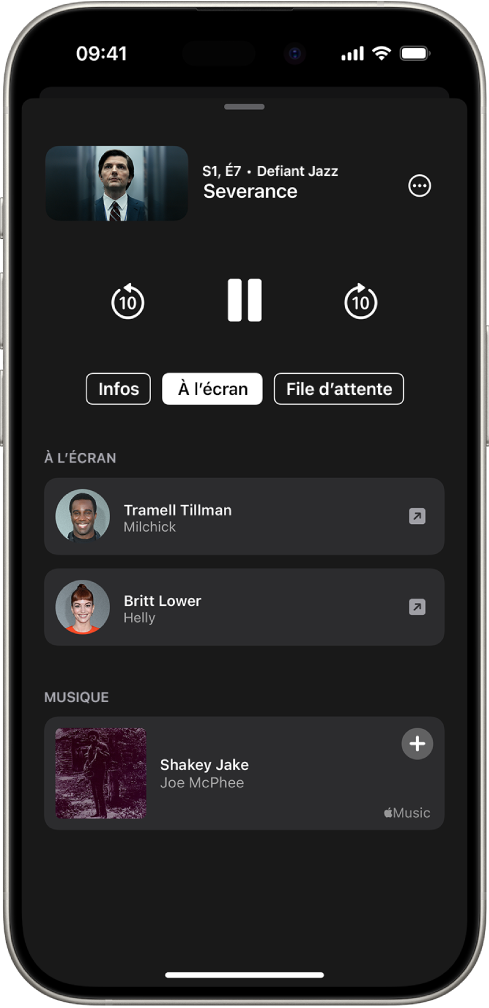 L’écran Statistiques de l’app Apple TV affichant les acteurs présents à l’écran ainsi que la musique diffusée dans le podcast au-dessus.