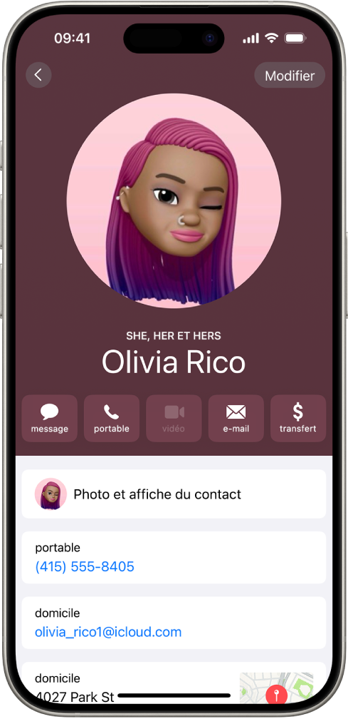 Un contact du nom d’Olivia Rico avec le pronom Elle sous la photo de contact. Sous son nom se trouvent les boutons pour lui envoyer un message, l’appeler, lui envoyer un e-mail et utiliser Apple Pay. En bas de l’écran sont affichés le numéro de téléphone mobile et l’adresse e-mail du contact.
