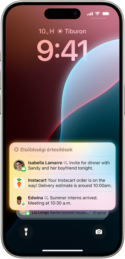Egy iPhone a zárolási képernyővel. A képernyő alján lévő értesítési pakli tetején időérzékeny értesítések jelennek meg.