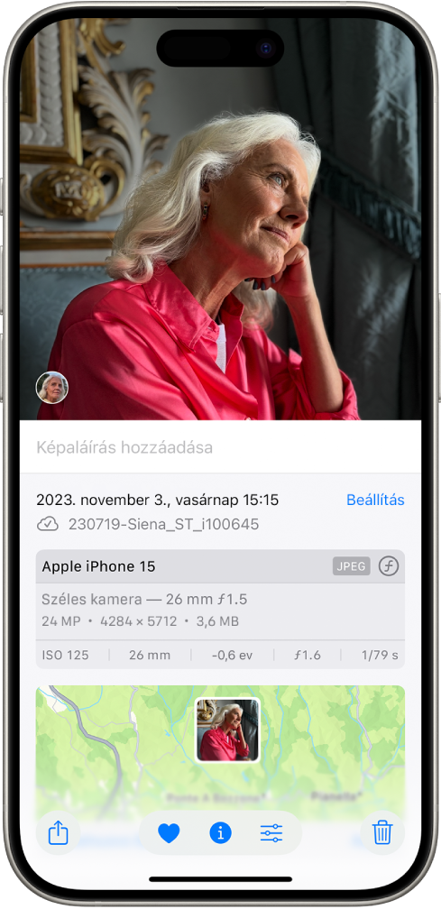 Egy fotó van megnyitva a Fotók appban. A képernyő alsó részén a fotóval kapcsolatos információk jelennek meg, többek között (fentről lefelé) a dátum és az idő, a fájlnév, az iPhone modellje és a kamera beállításai, illetve egy térkép, amelyen látható, hogy hol készült a fotó.