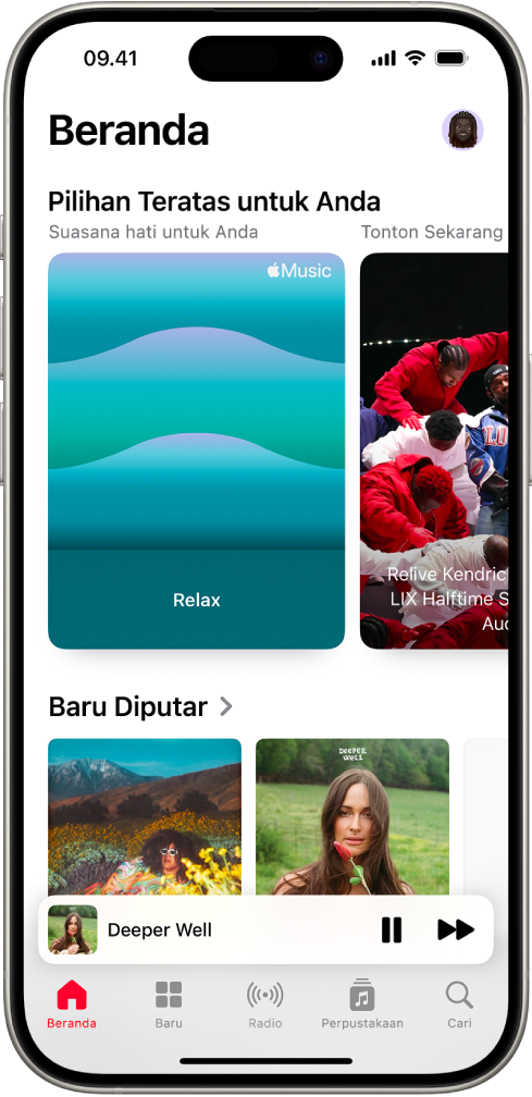 Layar Beranda di app Musik yang menampilkan Pilihan Teratas di bagian atas. Anda dapat menggesek ke kiri atau kanan untuk melihat musik lainnya yang dipilih hanya untuk Anda. Baru Diputar muncul di bawah.